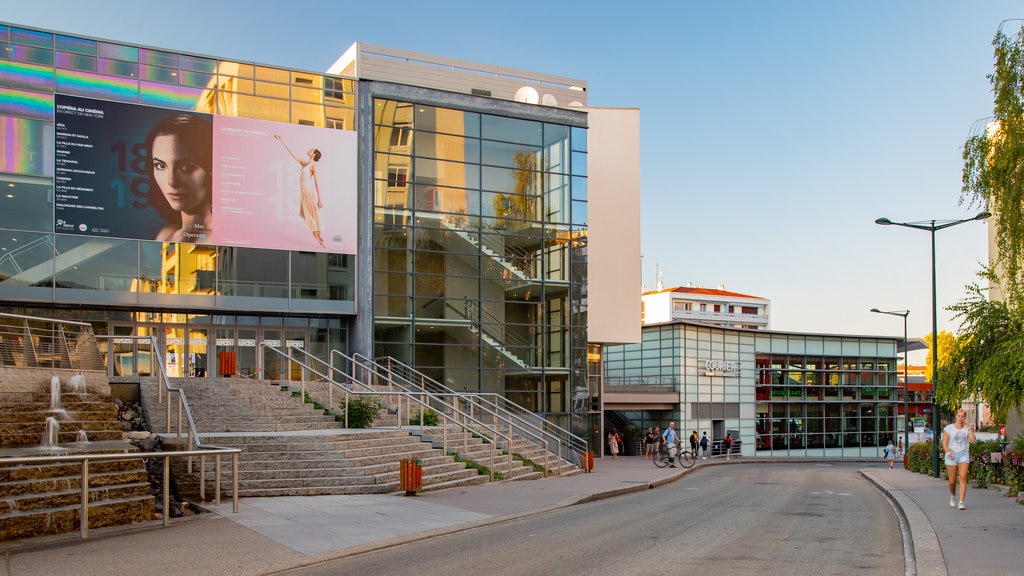 Centre Commercial Courier mettant en vedette un coucher de soleil, une ville et scènes de rue