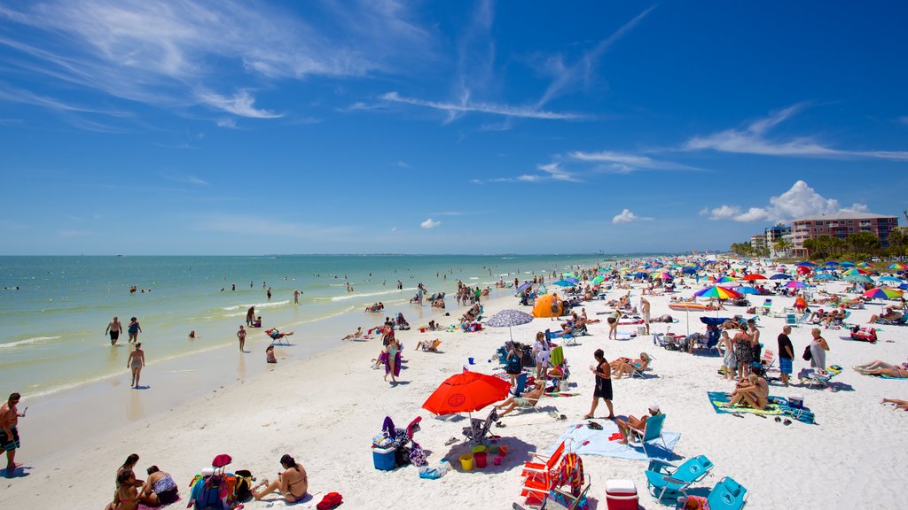 Estados Unidos ofreciendo natación, una playa de arena y vistas generales de la costa