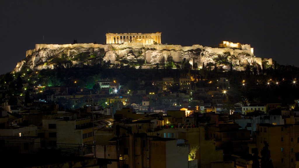 Acrópolis que incluye arquitectura patrimonial, escenas de noche y una ruina