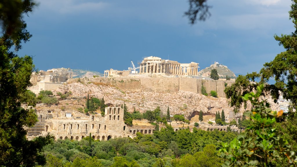 Acrópolis que incluye elementos del patrimonio, un templo o lugar de culto y ruinas de edificios