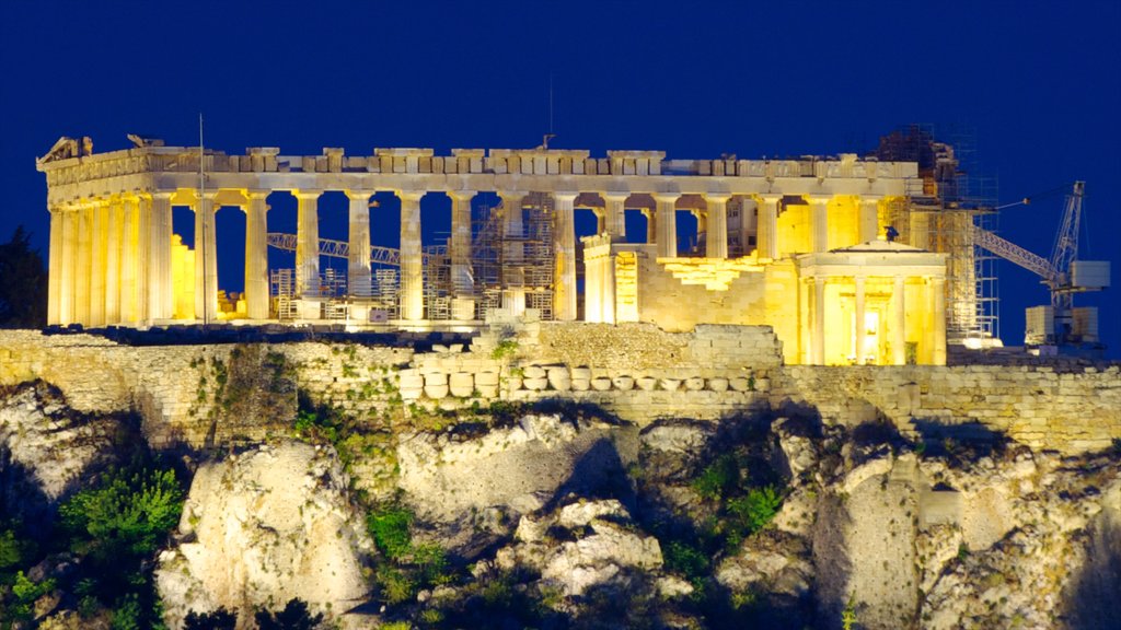 Acrópolis que incluye escenas de noche, arquitectura patrimonial y ruinas de un edificio