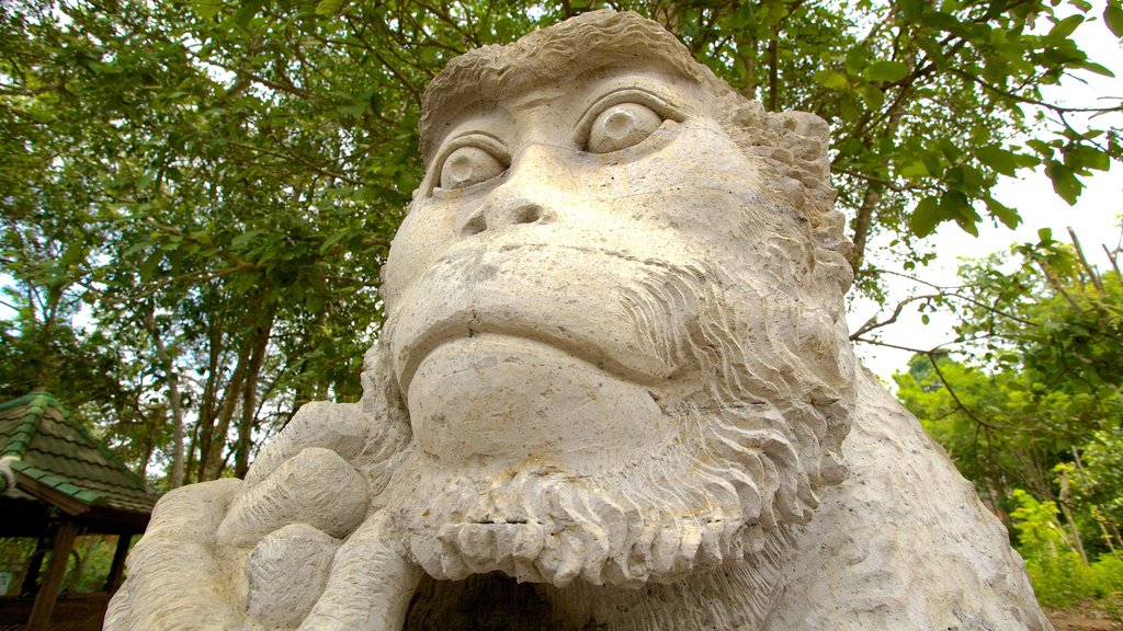 Floresta dos Macacos de Ubud mostrando arte ao ar livre e uma estátua ou escultura