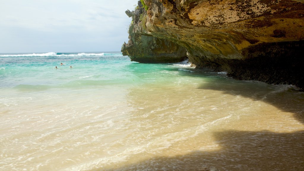 Playa Uluwatu ofreciendo escenas tropicales y una playa