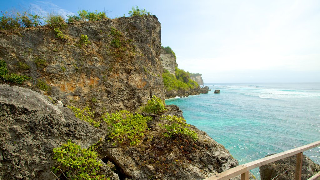 Playa Uluwatu ofreciendo costa escarpada, escenas tropicales y vista