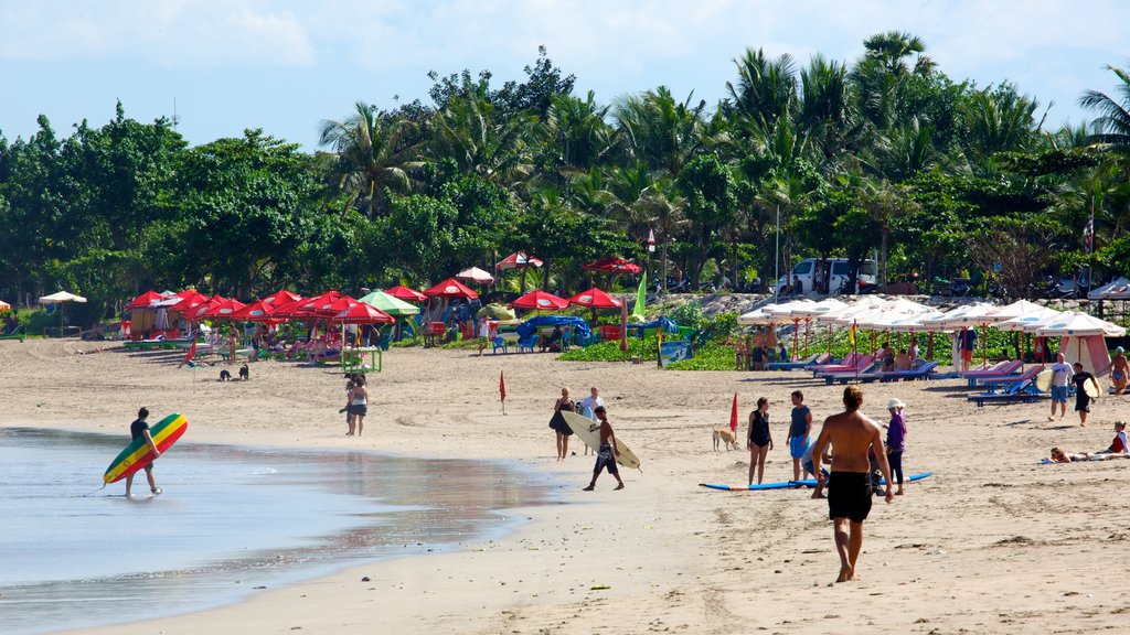 Playa de Kuta mostrando escenas tropicales, surf y una playa de arena