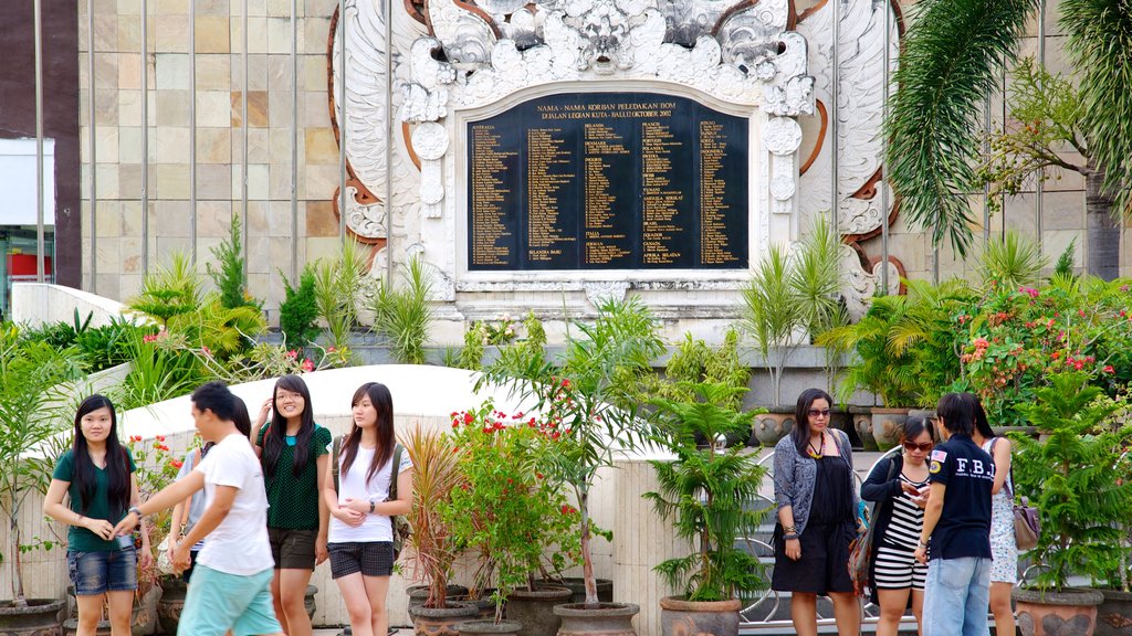 Monumento a las Víctimas de las Bombas de Bali mostrando un monumento y también un gran grupo de personas