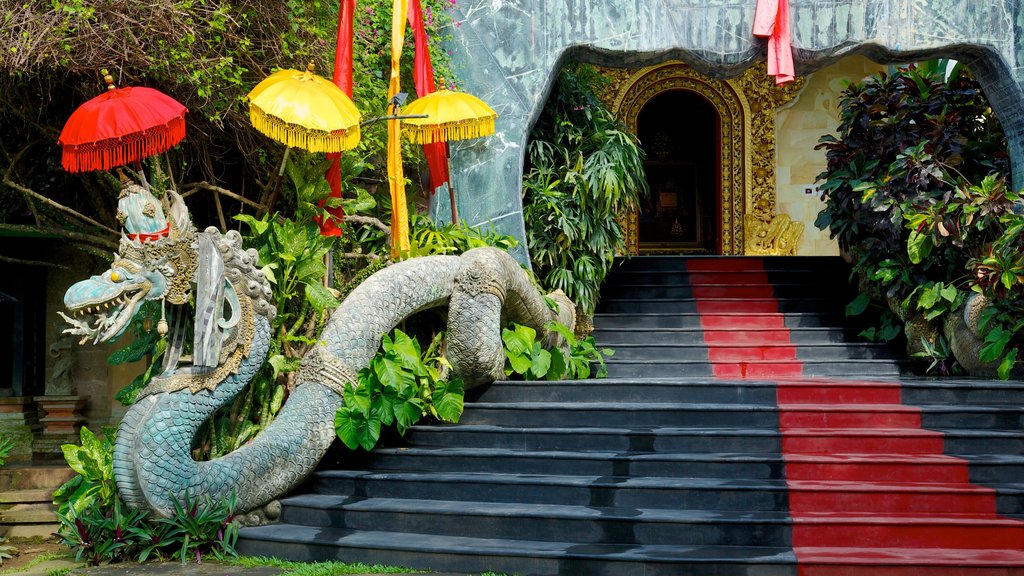 Museo Antonio Blanco que incluye una estatua o escultura