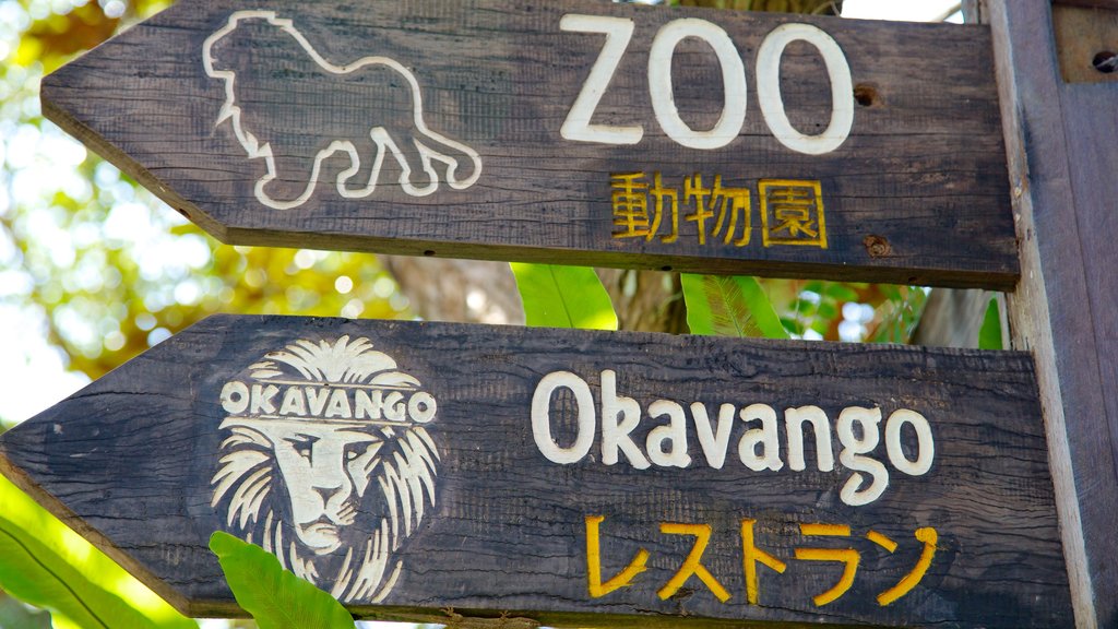 Zoo de Bali mostrando señalización y animales de zoológico