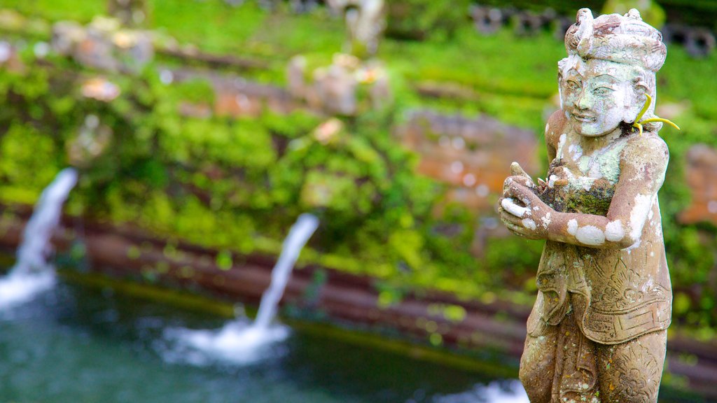 Templo Gunung Kawi mostrando una estatua o escultura y elementos religiosos