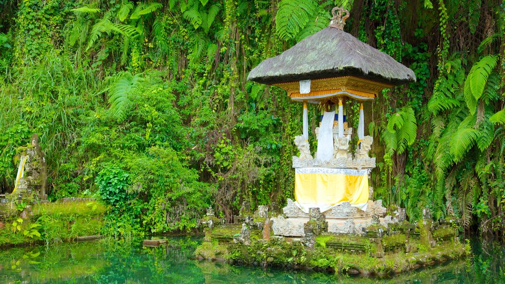 Templo de Gunung Kawi caracterizando elementos religiosos, um lago e um jardim