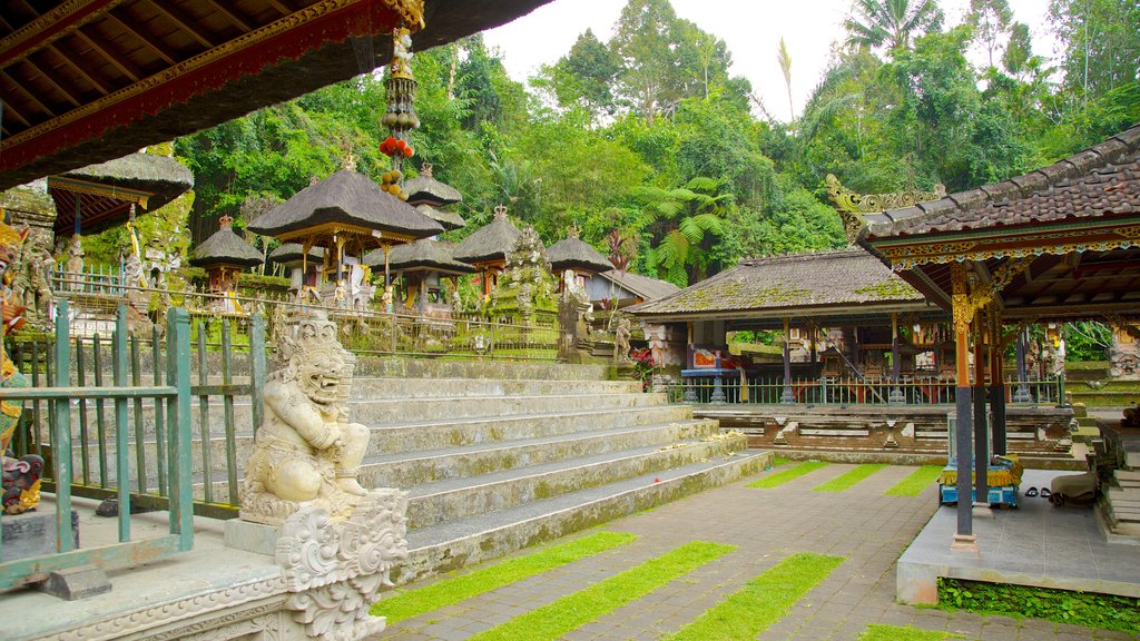 Templo Gunung Kawi mostrando elementos religiosos y un templo o lugar de culto