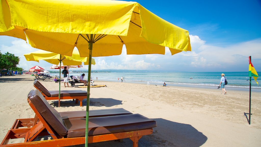 Praia de Legian que inclui uma praia e um hotel de luxo ou resort