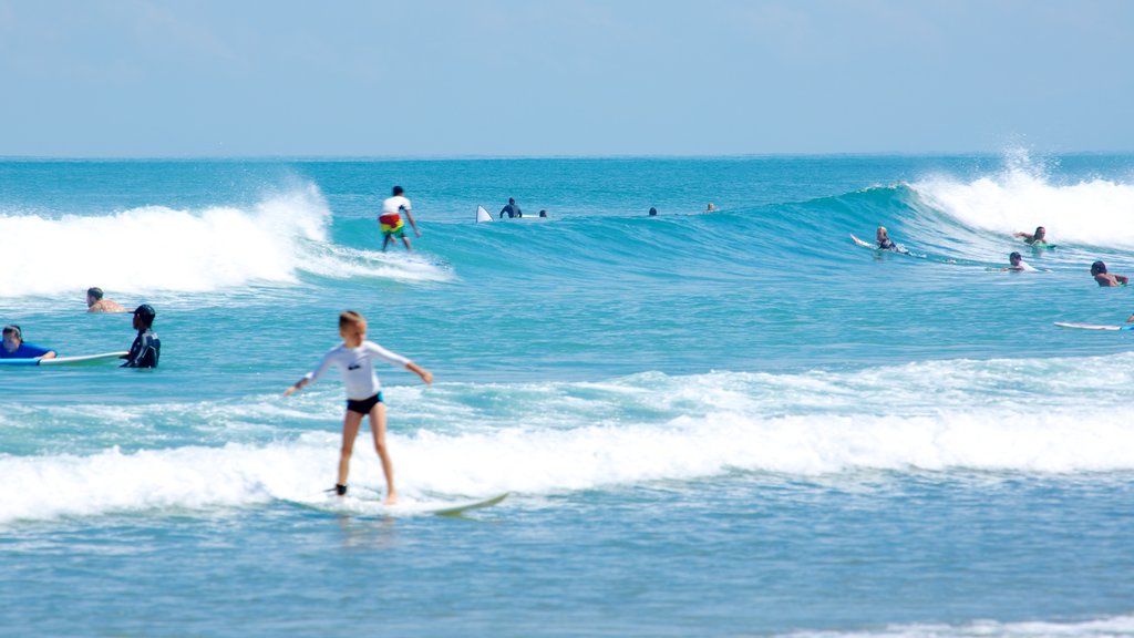 Playa Double Six mostrando olas y surf y también un niño