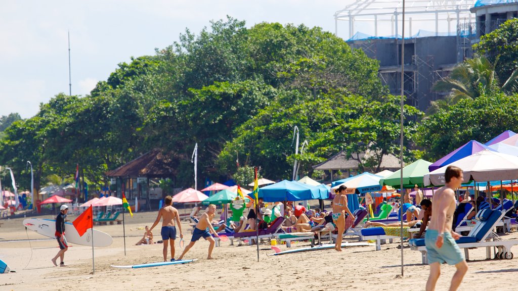 Praia de Double Six mostrando uma praia assim como um grande grupo de pessoas