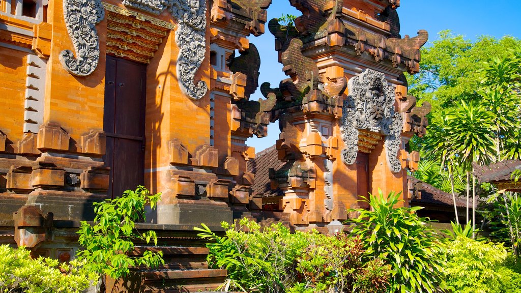 Templo de Petitenget caracterizando arquitetura de patrimônio e um templo ou local de adoração