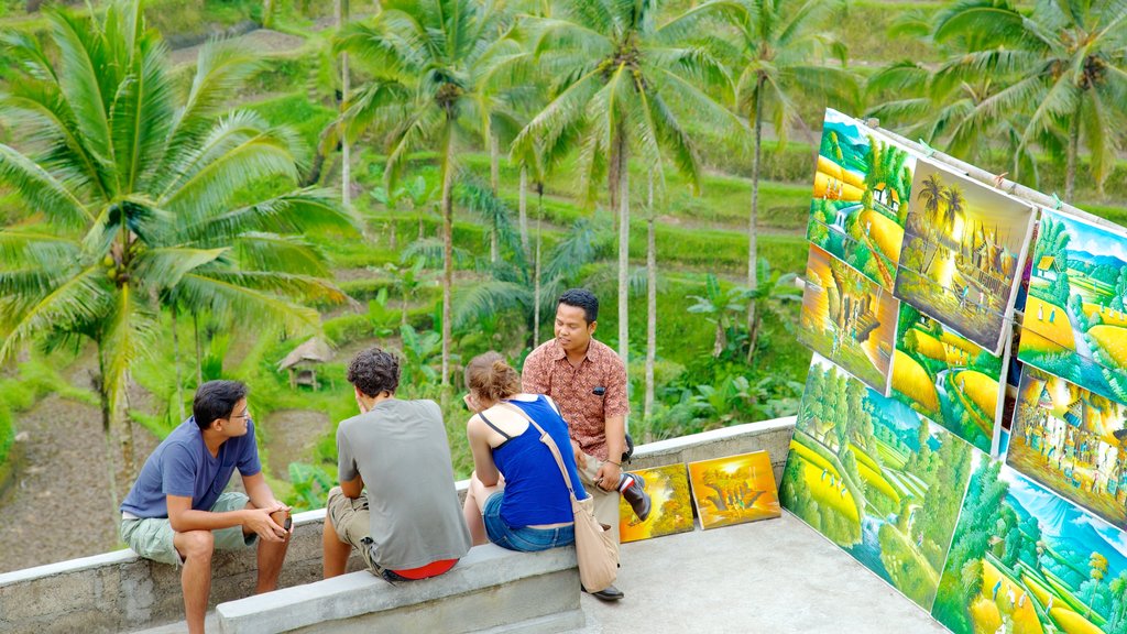 Bali que incluye escenas tropicales y arte al aire libre y también un pequeño grupo de personas