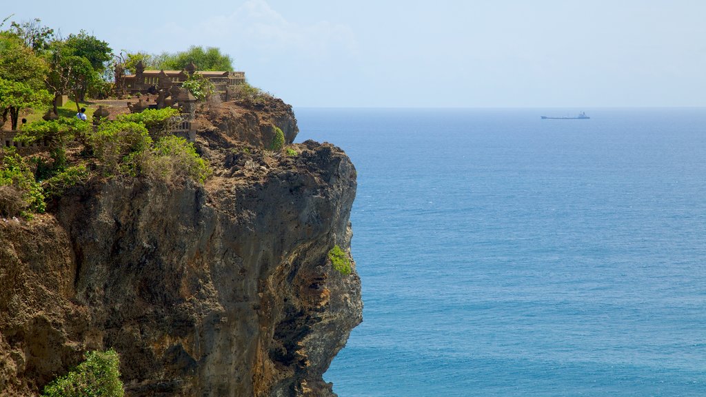 Templet Uluwatu som visar klippig kustlinje