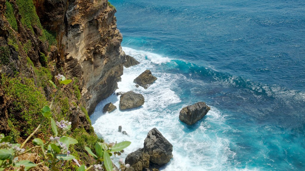 Templet Uluwatu som inkluderar klippig kustlinje