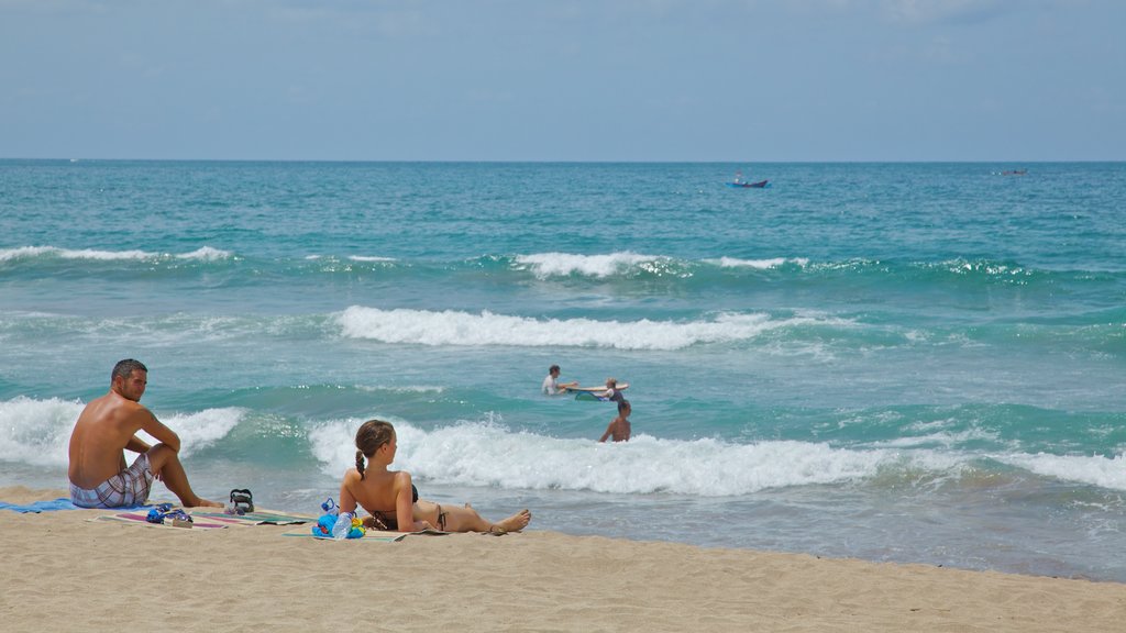 Kuta mettant en vedette plage de sable, baignade et surf