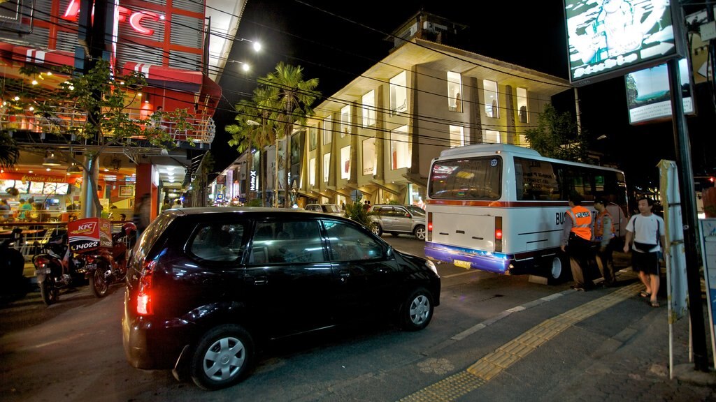 Kuta que incluye escenas urbanas, escenas nocturnas y una ciudad