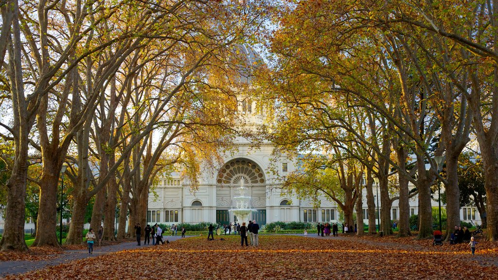 Jardines Carlton que incluye colores de otoño y una plaza