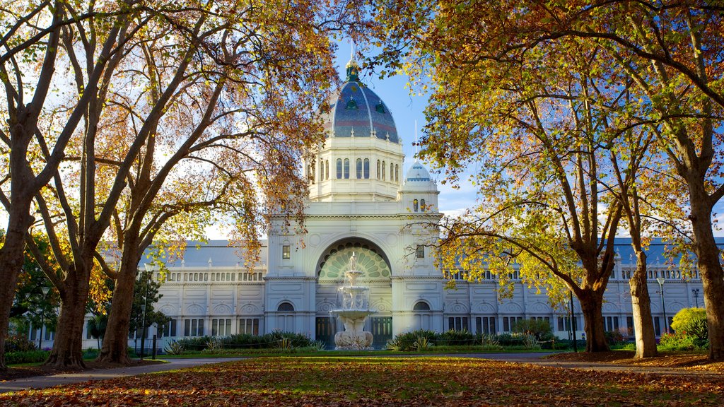 Carlton Gardens toont historische architectuur en een tuin