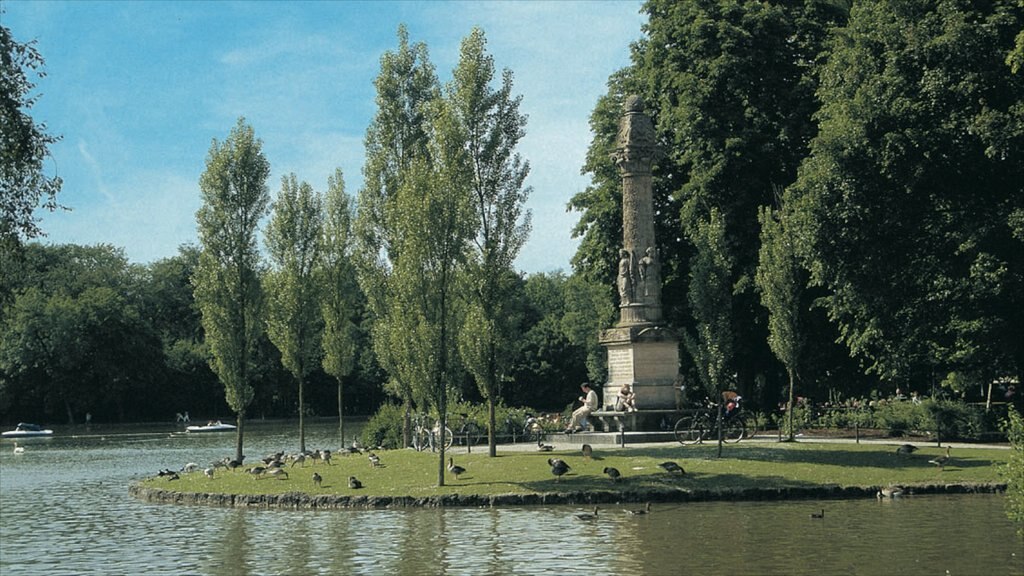 Englischer Garten qui includes un parc, un lac ou un point d’eau et paysages en forêt