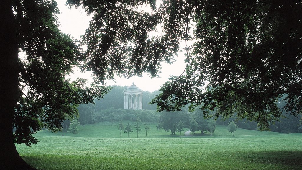 Jardín inglés mostrando un parque y neblina o niebla