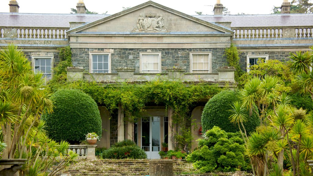 Casa y jardines Mount Stewart mostrando patrimonio de arquitectura, una casa y un parque