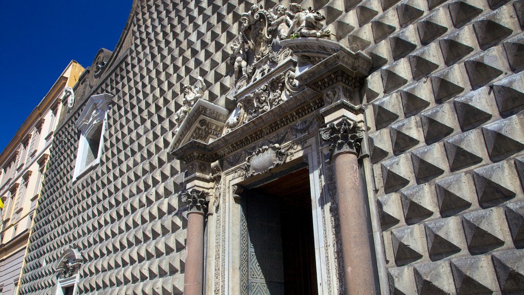 Iglesia de Jesús Nuevo que incluye arquitectura patrimonial y aspectos religiosos