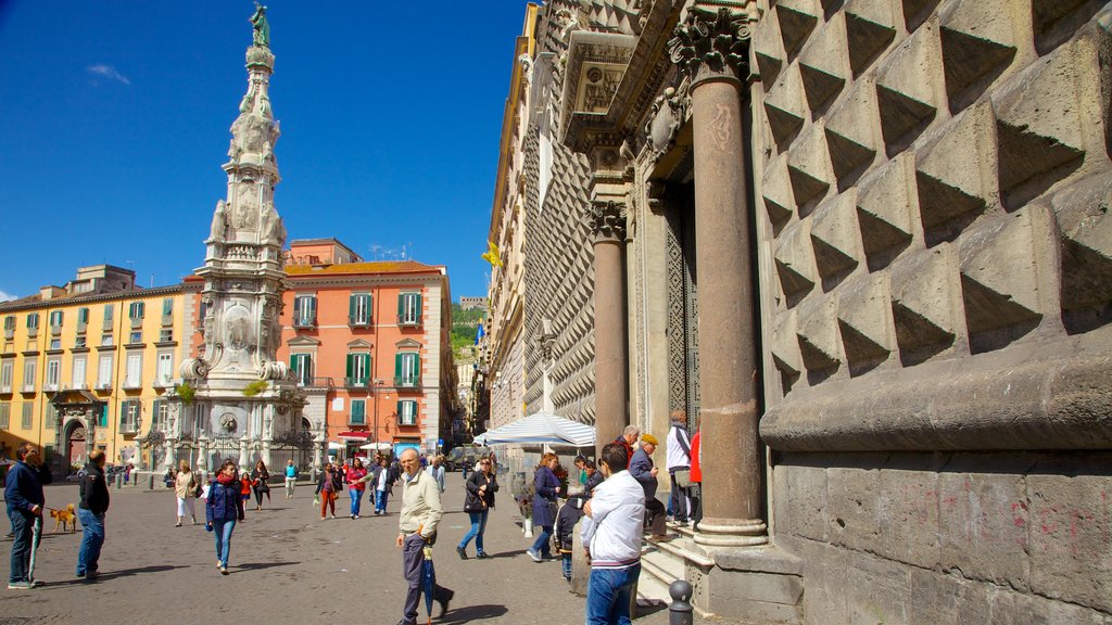 Eglise de Gesù Nuovo montrant scènes de rue et ville aussi bien que important groupe de personnes