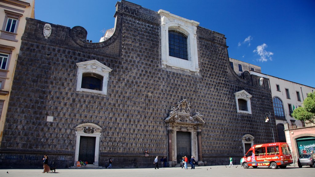 Piazza del Municipio caracterizando cenas de rua