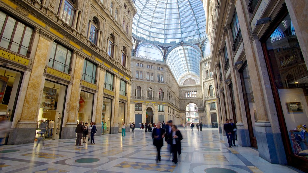 Galleria Umberto montrant vues intérieures aussi bien que important groupe de personnes