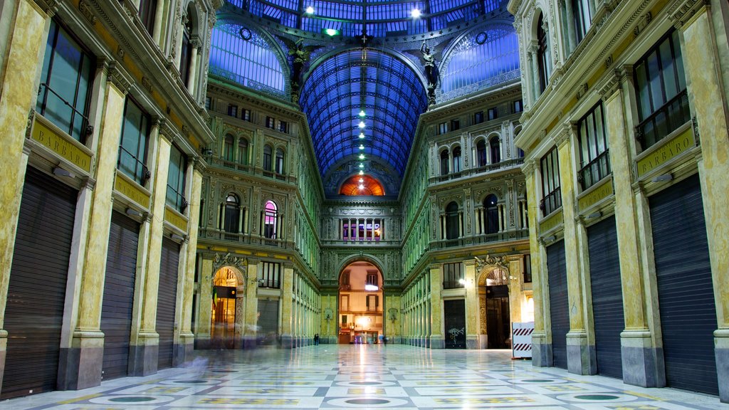 Galleria Umberto que incluye vistas interiores y escenas nocturnas