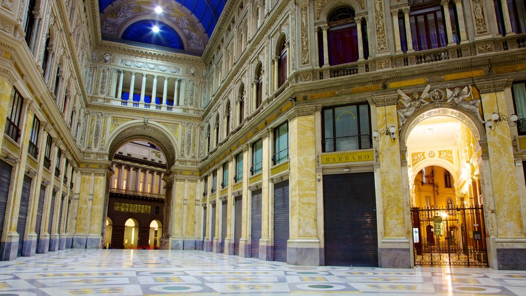 Galleria Umberto mostrando cenas noturnas e vistas internas