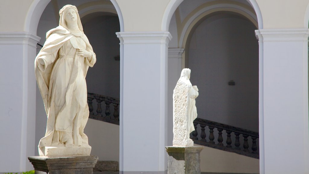 Piazza San Domenico Maggiore ofreciendo una estatua o escultura y aspectos religiosos