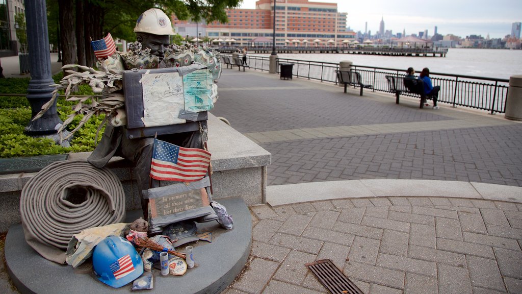 Hudson River Waterfront Walkway caracterizando arte ao ar livre e uma baía ou porto