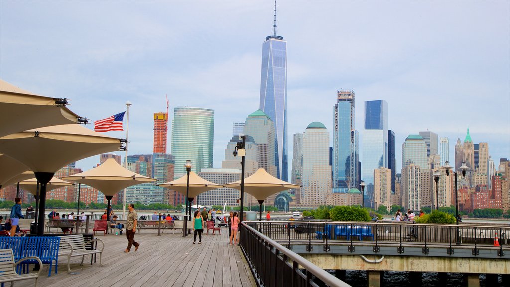 Paseo del río Hudson que incluye una ciudad y un rascacielos