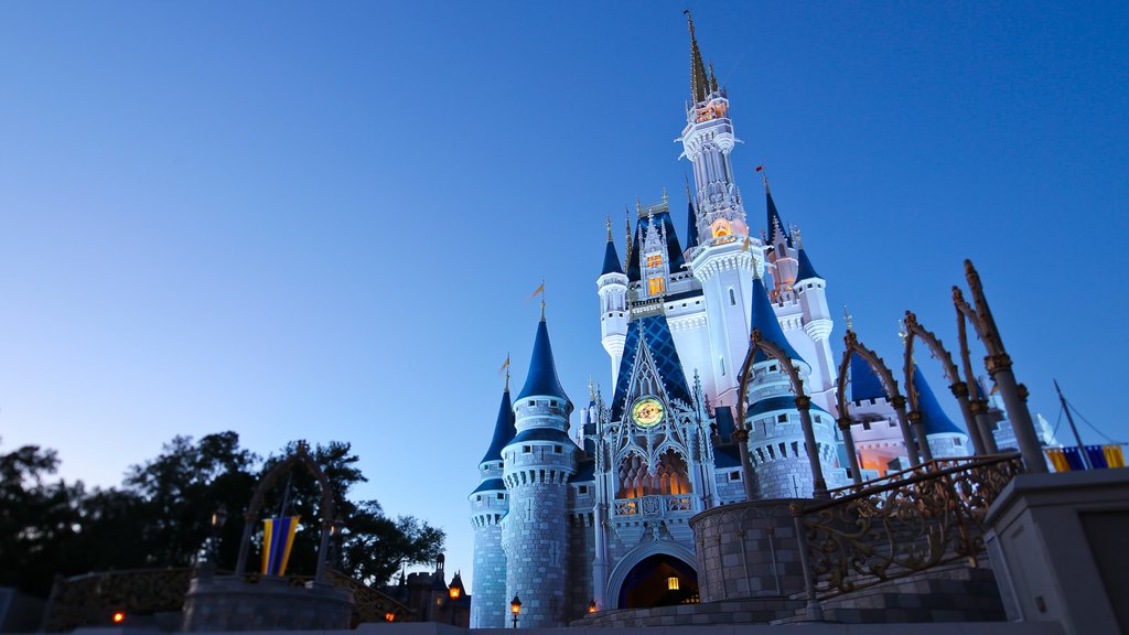 Parque temático Walt Disney World® mostrando un castillo, paseos y escenas de noche