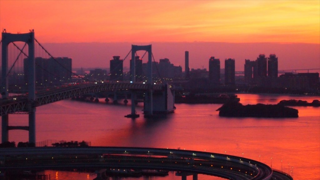 Puente del Arco Iris mostrando vista general a la costa, un atardecer y un puente