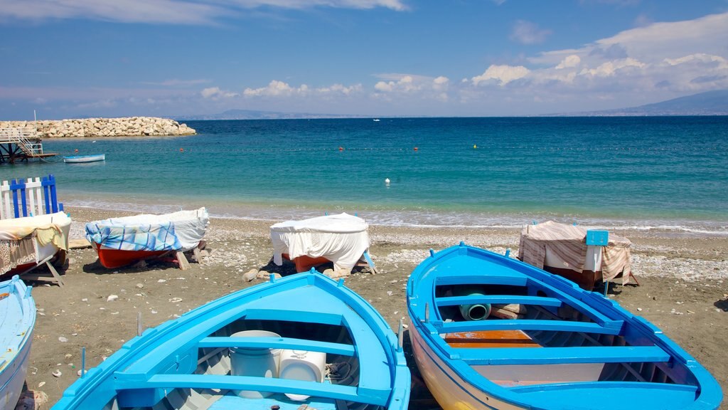 Marina di Puolo mostrando una playa de guijarros y paseos en lancha