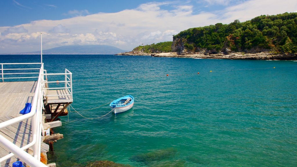 Marina di Puolo que incluye vista general a la costa y botes