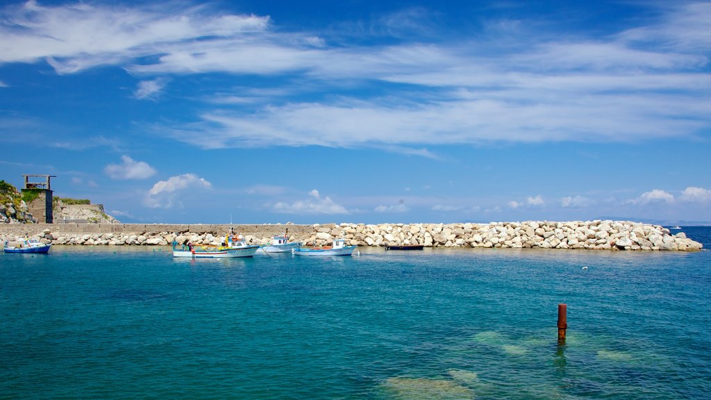 Marina di Puolo que incluye paseos en lancha y vistas generales de la costa