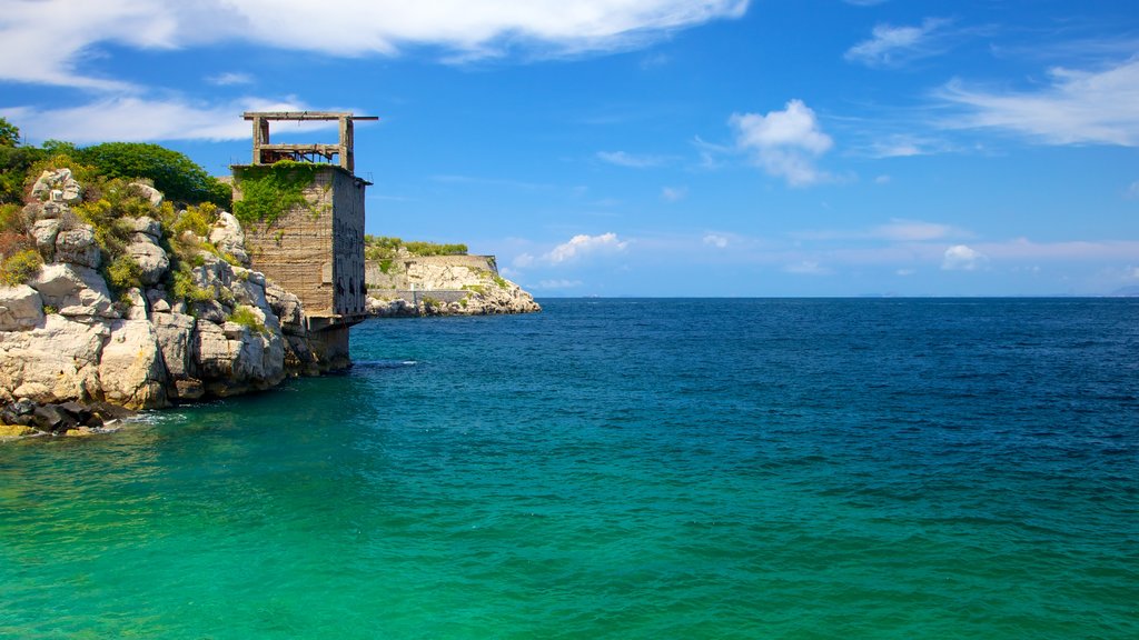 Sorrente montrant côte escarpée