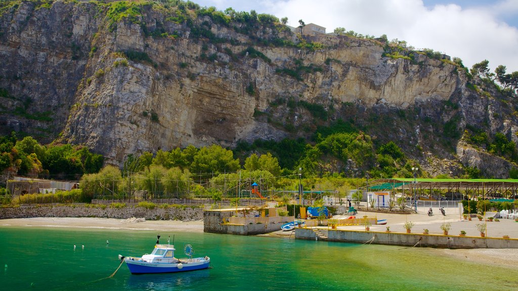 Marina di Puolo ofreciendo una ciudad costera, vistas generales de la costa y paseos en lancha