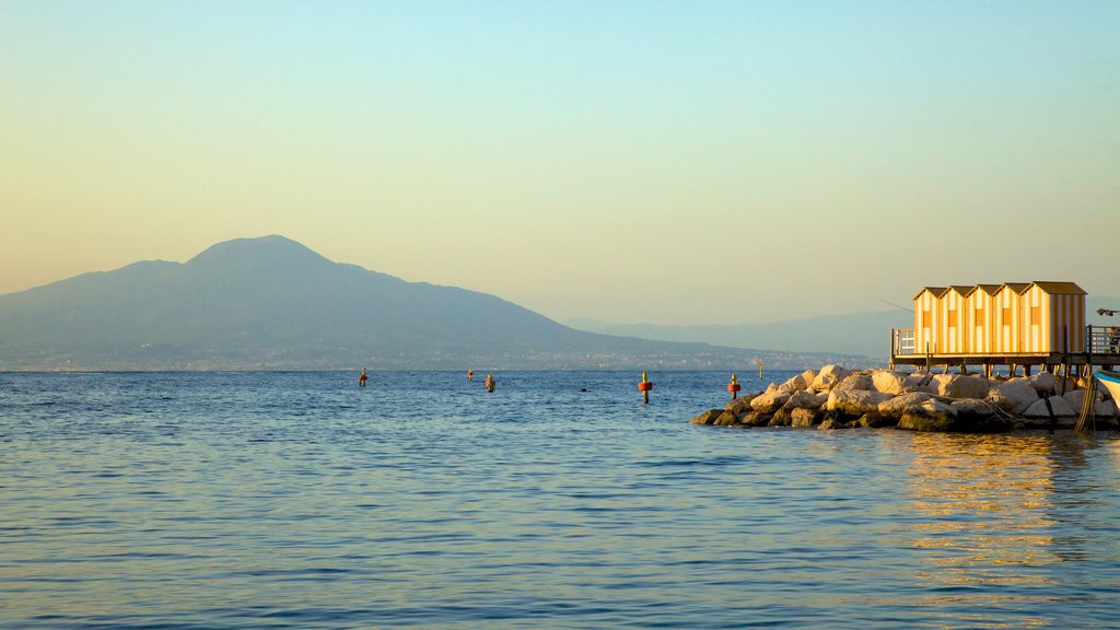 Marina Grande que incluye costa escarpada y un atardecer