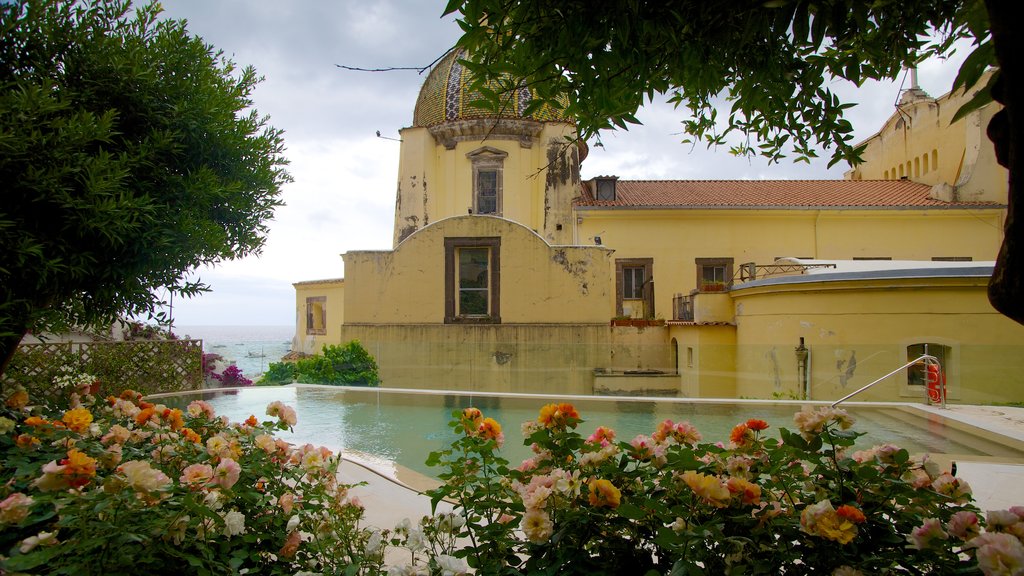 Iglesia de Santa María Assunta que incluye flores y una alberca