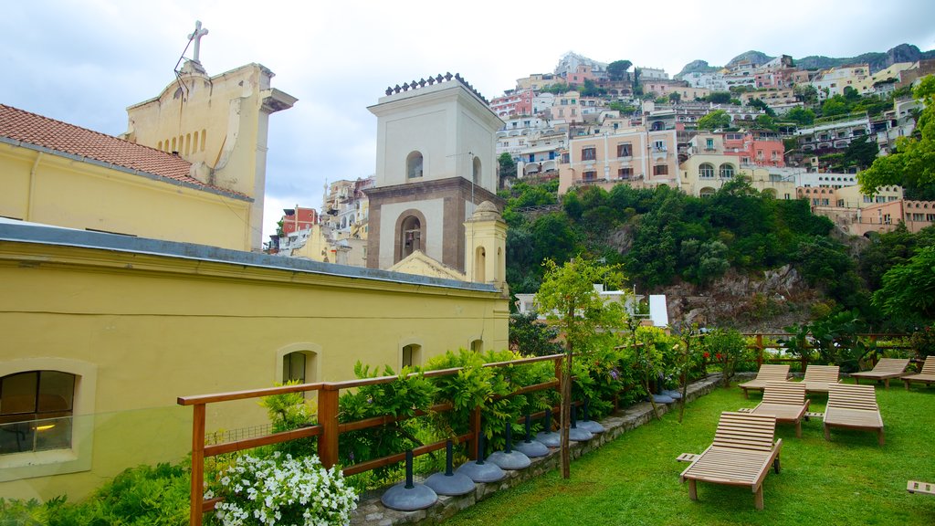 Igreja de Santa Maria Assunta mostrando um jardim, uma igreja ou catedral e uma cidade