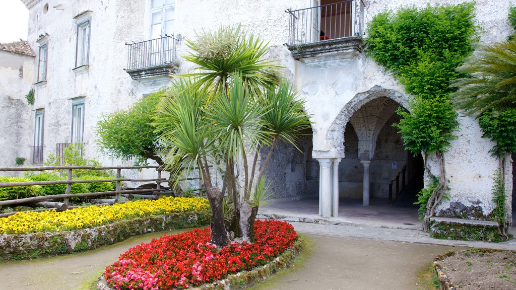 Villa Rufolo ofreciendo flores, patrimonio de arquitectura y un hotel o resort de lujo