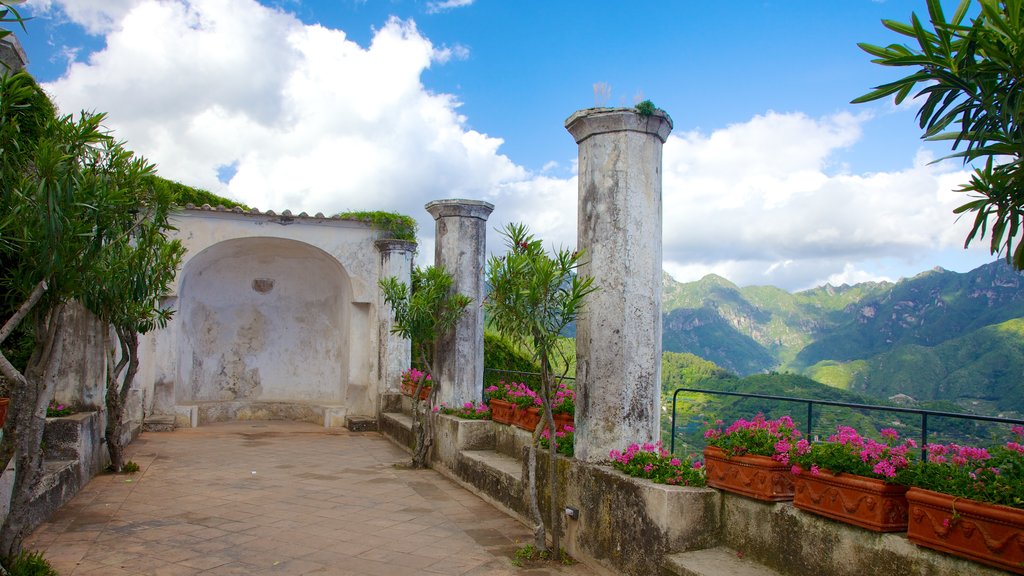 Villa Rufolo ofreciendo elementos patrimoniales y montañas